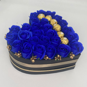 Aranjament floral Serenity Red, cutie inima cu trandafiri de sapun si bomboane Ferrero Rocher