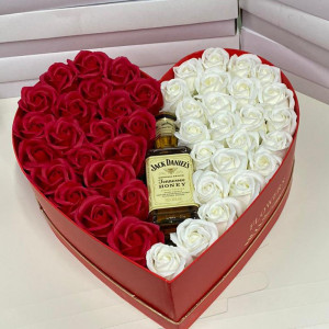 Cadou Honey cutie inima rosie cu trandafiri de sapun si Jack Daniel's - Img 3