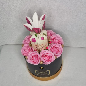 Cadou Pretty Gift cutie rotunda silver cu trandafiri de sapun si praline Heidi Bouquet - Img 3