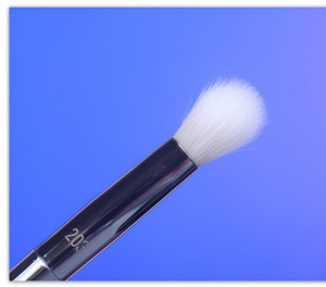Pensula machiaj Real Techniques Bold Metals Collection No.203 Tapered Shadow - Img 2