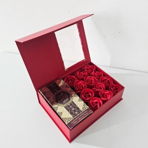 Set cadou Darissimo, Apa de Parfum  Ard Al Zaafaran Shams Al Emarat Khususi, 50 ml si Cutie cu trandafiri