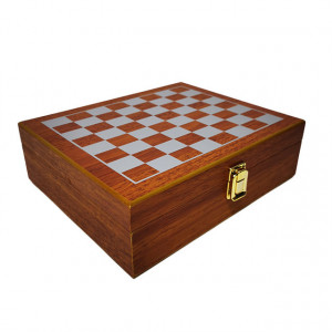 Set cadou pentru barbati VLV, cutie si piese pentru sah, tirbuson, sticla pentru bautura si pahare imbracate in piele ecologica, maro, 26x22x8cm