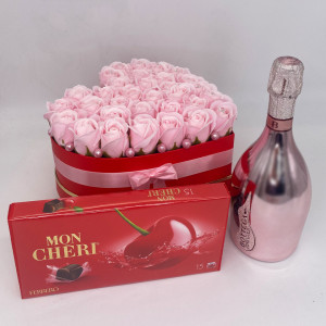 Set pentru femei, Cutie inima cu 31 trandafiri de sapun, Spumant Bottega Rose Gold, praline de ciocolata Mon Cheri - Img 5