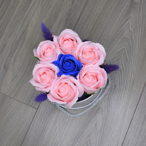 Aranjament floral Glamour Flower cutie rotunda cu 7 trandafiri sapun - Img 6