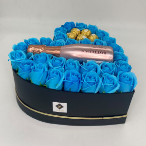 Aranjament floral Opulence, cutie inima cu trandafiri de sapun bleu si Prosecco Bottega Gold si 5 praline Ferrero Rocher