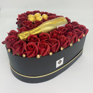 Aranjament Opulence, cutie inima cu trandafiri de sapun rosu inchis si Prosecco Bottega Gold si praline Ferrero Rocher
