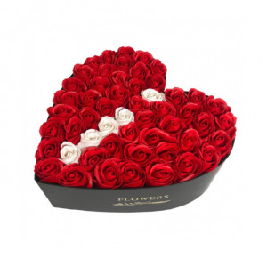 Aranjament floral personalizat cu litera cutie inima neagra cu 49 trandafiri de sapun - Img 4