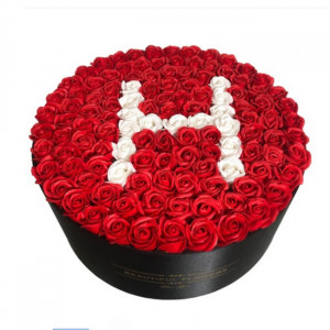 Aranjament floral personalizat cu litera H in cutie rotunda neagra cu 135 trandafiri de sapun