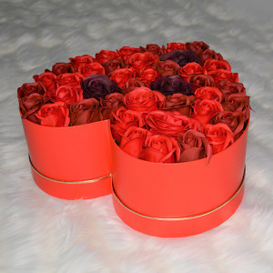 Aranjament floral Red Passion cutie inima cu 45 trandafiri sapun - Img 3