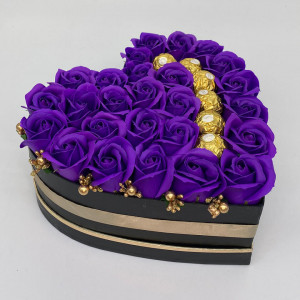 Aranjament floral Serenity Red, cutie inima cu trandafiri de sapun si bomboane Ferrero Rocher, mov