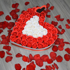 Aranjament floral Tresor Roses cutie inima cu 51 trandafiri sapun - Img 2