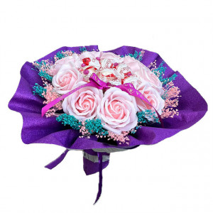 Buchet cadou Delice, cu pancarta si text "La multi ani!" cu 8 praline Raffaello, 9 trandafiri de sapun, broom natural criogenat