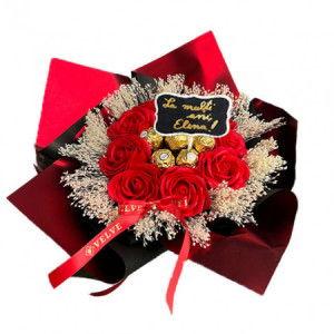 Buchet cadou Delice, cu pancarta si text "La Multi Ani, Elena!", 7 praline Ferrero, 9 trandafiri de sapun și broom natural criogenat
