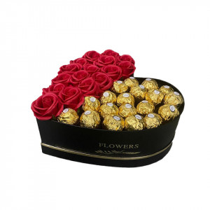 Cadou pentru femei cutie inima neagra cu trandafiri de sapun si 19 praline Ferrero Rocher, rosu