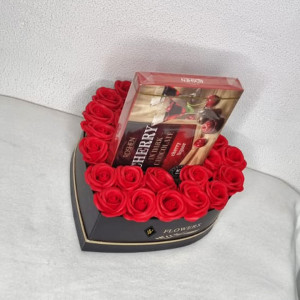 Cadou Red Heart Cutie cu trandafiri rosii din sapun si praline de ciocolata Roshen Cherry cu lichior de cirese - Img 2