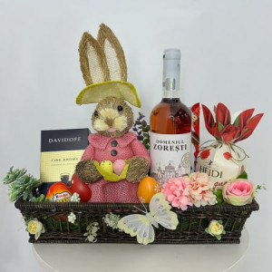 Cafea Davidoff 250 gr, praline Heidi si Kinder Bueno, oua Kinder Joy, iepuras decorativ 31cm si alte decoratiuni florale