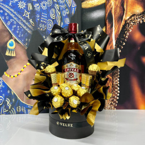 Cosulet cadou Delice pentru barbati, cu pancarta si text "La Multi Ani!" Chivas Regal 12 YO, 9 praline Ferrero si 12 ciocolatele Merci
