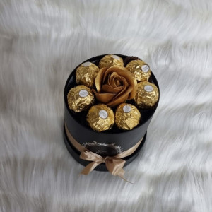 Cutie cadou Sweet Flower cu trandafir de sapun si praline Ferrero Rocher, auriu