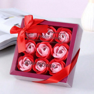 Cutie Lovebirds cu 9 trandafiri de sapun, rosu