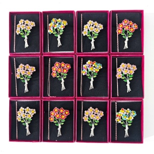 Set 12 brose martisor buchet de flori cu pietre colorate si ambalaj elegant