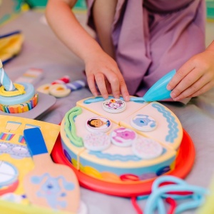 Set aniversar din lemn Melissa & Doug Blue’s Clues – tort de joaca cu 38 de piese