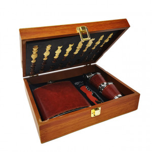 Set cadou pentru barbati VLV, cutie si piese pentru sah, tirbuson, sticla pentru bautura si pahare imbracate in piele ecologica, maro, 26x22x8cm