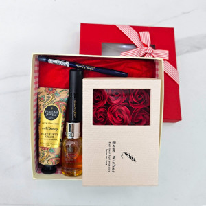 Set Rose Paradiso, Cutie Trandafiri de Sapun, Cremă De Mâini Eyup Sabri Tuncer Wild Beauty, Ruj de buze Max Factor, Gel de Dus Molton Brown Vetiver & Grapefruit, Creion dermatograf Max Factor, Lotiune de corp Molton Brown Vetiver & Grapefruit