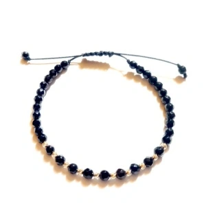 Bratara unisex, reglabila, cu onix negru de 4 mm si cu bilute din aur de 14k de 2,5 mm