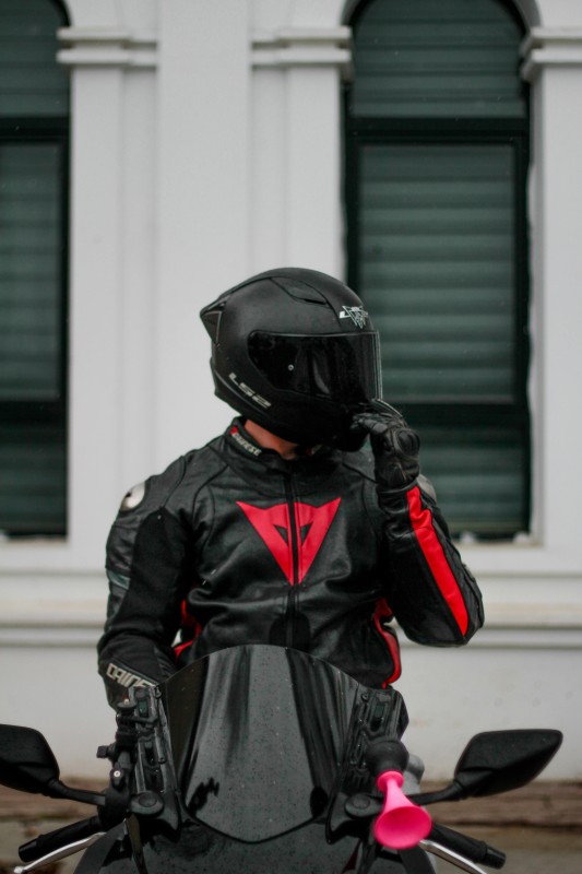 Ghid complet pentru alegerea echipamentului moto perfect – Cască, geacă, mănuși, cizme și protecții esențiale