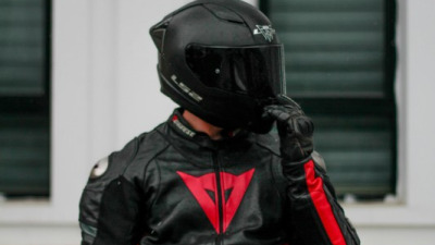 Ghid complet pentru alegerea echipamentului moto perfect – Cască, geacă, mănuși, cizme și protecții esențiale
