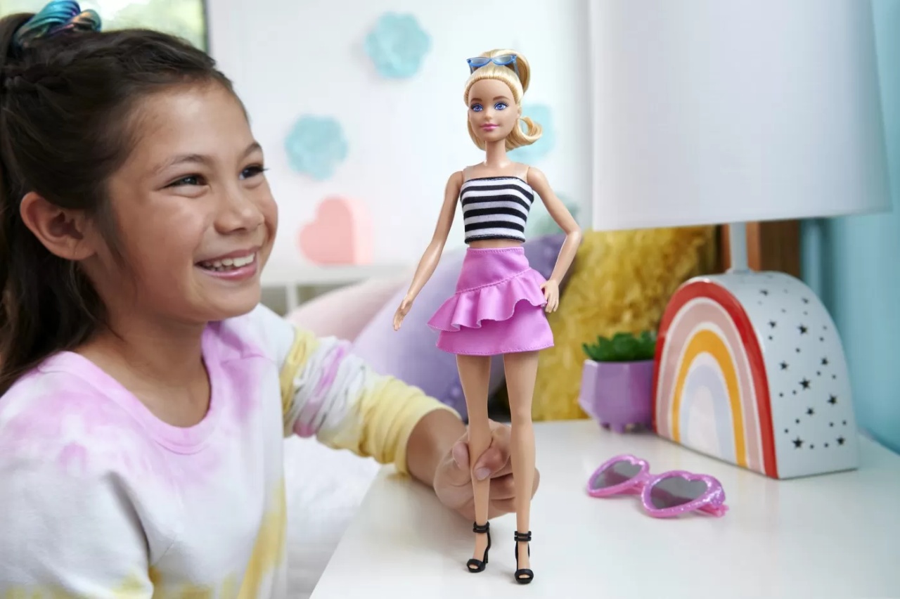 Barbie Papusa Barbie Fashionista Blonda Cu Parul Prin In Coada Si Fusta Roz - 2 | YEO