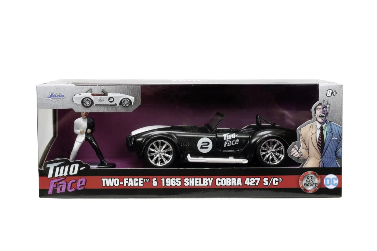 Jada Batman Set Figurina Two Face Si Masinuta Metalica Shelby Cobra 427 Scara 1:32