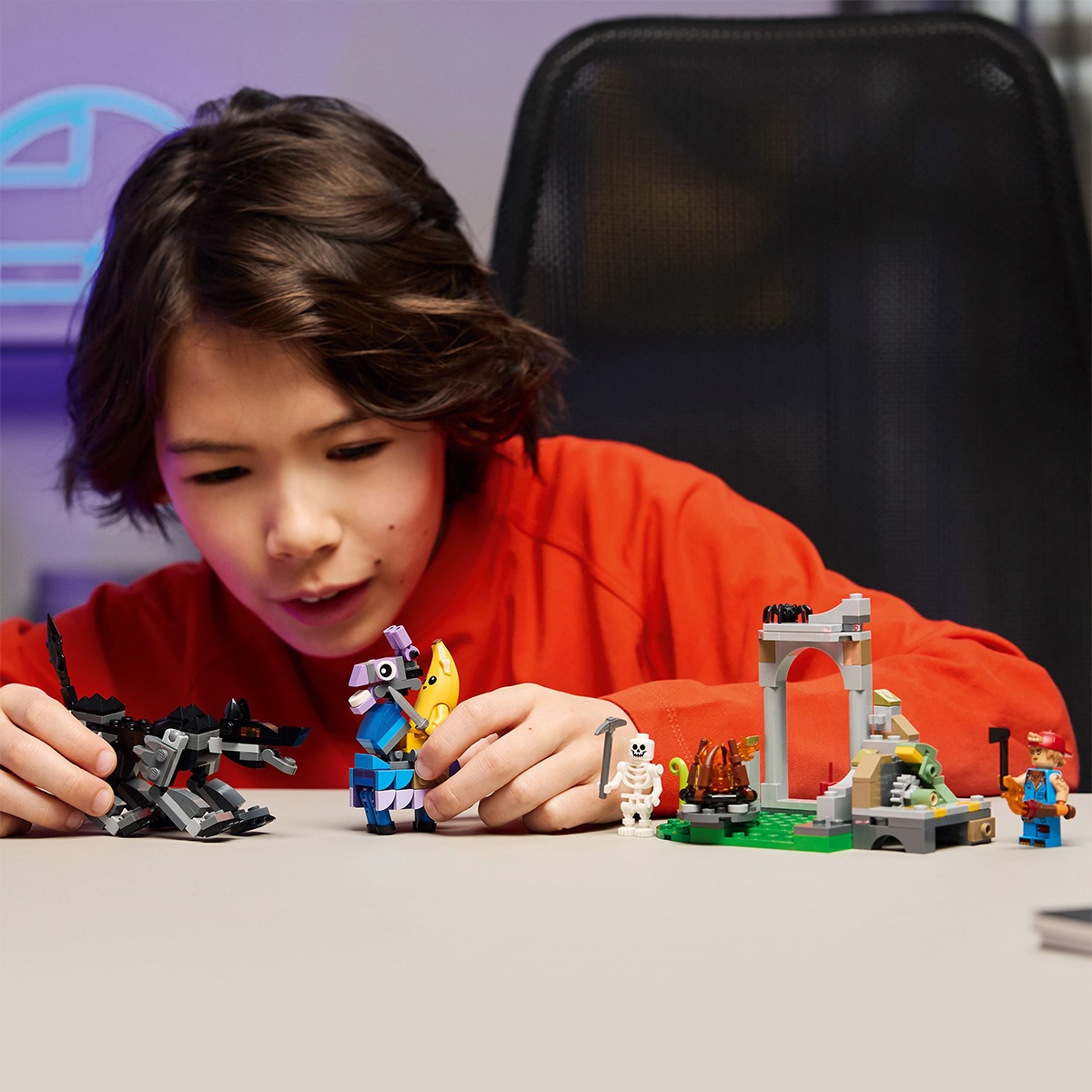 Set LEGO FORTNITE - Tabara lui Peely si Sparkplug (77075) - 3 | YEO