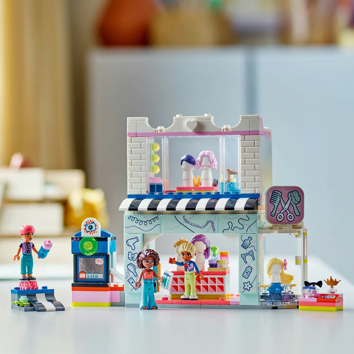 Set LEGO Friends - Salon de coafura si magazin de accesorii (42662) - 2 | YEO