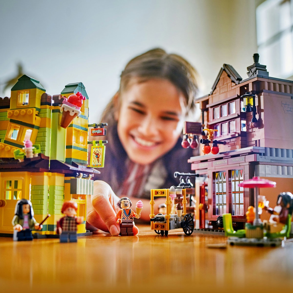 Set LEGO Harry Potter - Furnituri Vâjthaț de calitate și magazin de înghețată (76452) - 3 | YEO