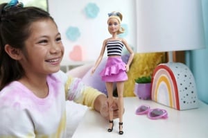 Barbie Papusa Barbie Fashionista Blonda Cu Parul Prin In Coada Si Fusta Roz - Img 3
