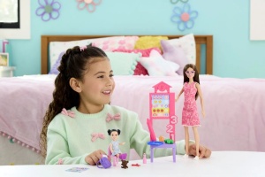 Barbie Set De Joaca Papusa Barbie Bruneta Cu Rochie Roz Face Cariera Profesoara - Img 4