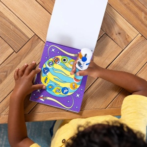 Melissa And Doug Sticker Wow Set De Joaca Autocolante Si Stampila Astronaut - Img 8