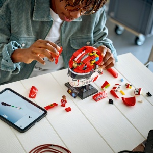 Set LEGO Editions - Casca lui Charles Leclerc Scuderia Ferrari HP (43014) - Img 4