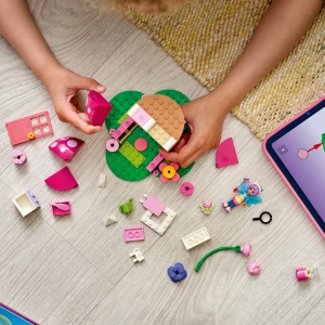 Set LEGO Gabby s DollhouseCăsuța din grădină a Miau-Zânei (11212) - Img 6
