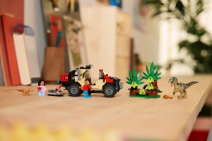 Set LEGO Jurassic World - Evadare off-road din calea unui Velociraptor (76972) - Img 7