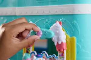 Gabbys Dollhouse Filmul Set Balconul Din Dulciuri Si Figurina Pisica Cakey Cu Accesorii - Img 2