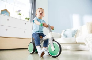 Hape Bicicleta De Echilibru Verde Cu 3 Roti - Img 8