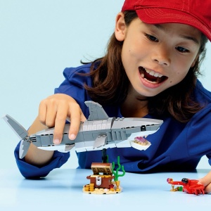 Set LEGO Creator - Rechin feroce cu un cufăr de comori (31381) - Img 4