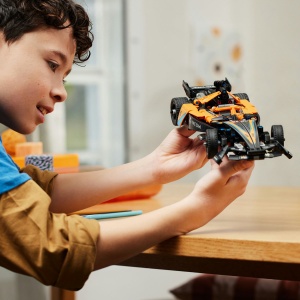 Set LEGO Technic - Masina de cursa NEOM McLaren Formula E (42169) - Img 8