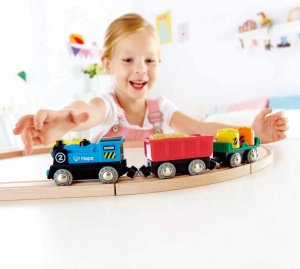 Hape Tren Marfar Cu Doua Vagoane - Img 3