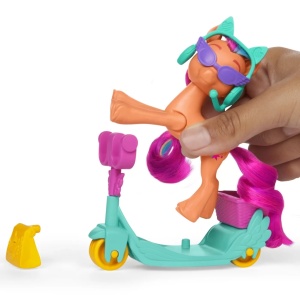 My Little Pony Sunny Starscout Pe Scooter Set Figurina Si 4 Accesorii - Img 4