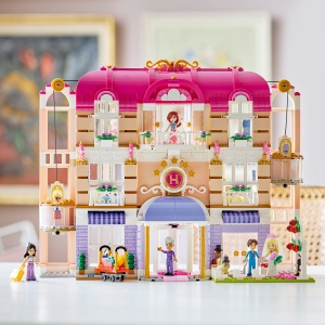 Set LEGO Friends - Grand Hotel din orașul Heartlake (42704) - Img 8