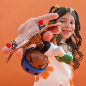 Tech Dech Sk8 Crew Pachet 2 Seturi Placa Si Figurina 9.6Cm Sapca Neagra Si Casca Albastra - Img 3