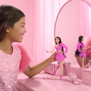 Barbie Deluxe Style Papusa Barbie Bruneta Cu Picior Protetic - Img 2
